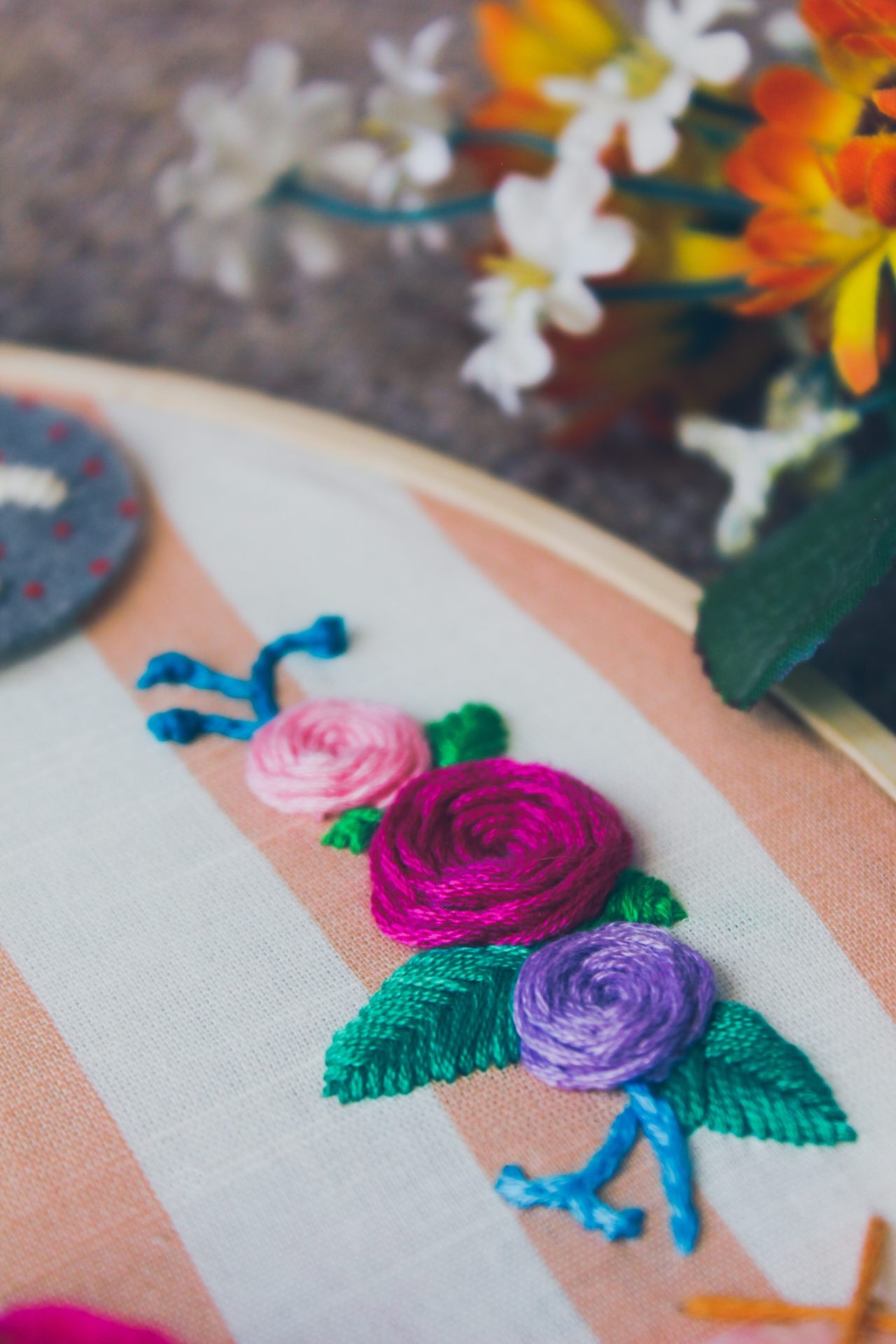 How to embroider roses onto a knitted fabric Little Yellow Cat