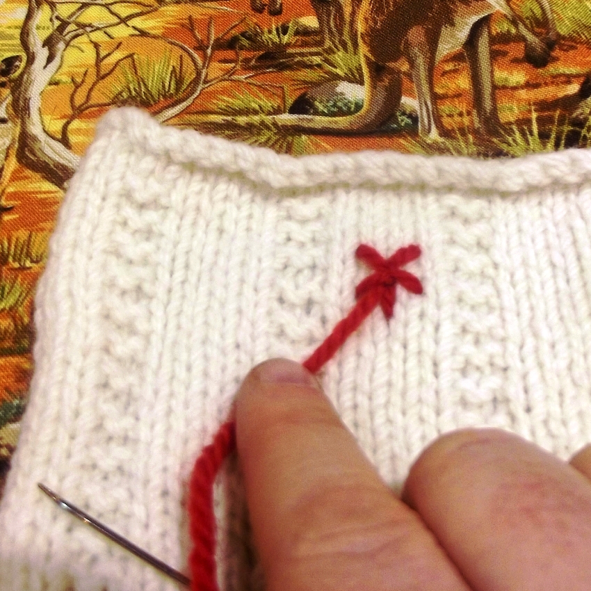 How to embroider roses onto a knitted fabric Little Yellow Cat