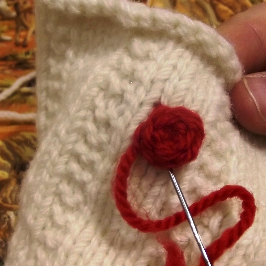 How to embroider roses onto a knitted fabric Little Yellow Cat